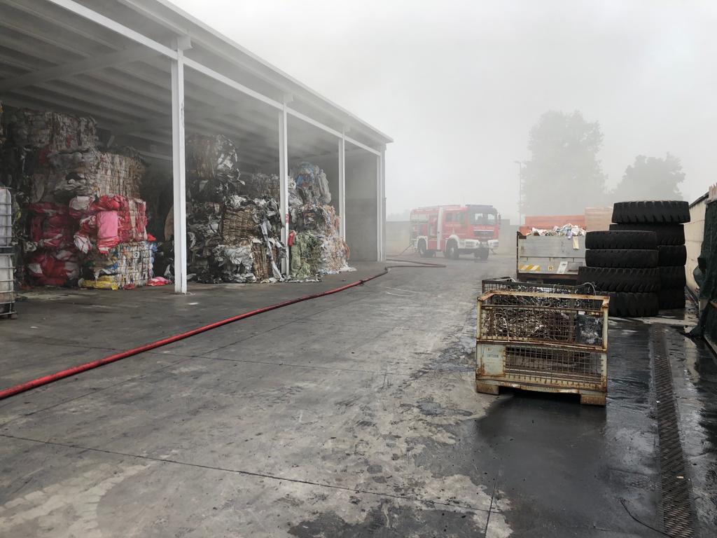 A fuoco un'azienda di rifiuti di Codogno FOTO E VIDEO